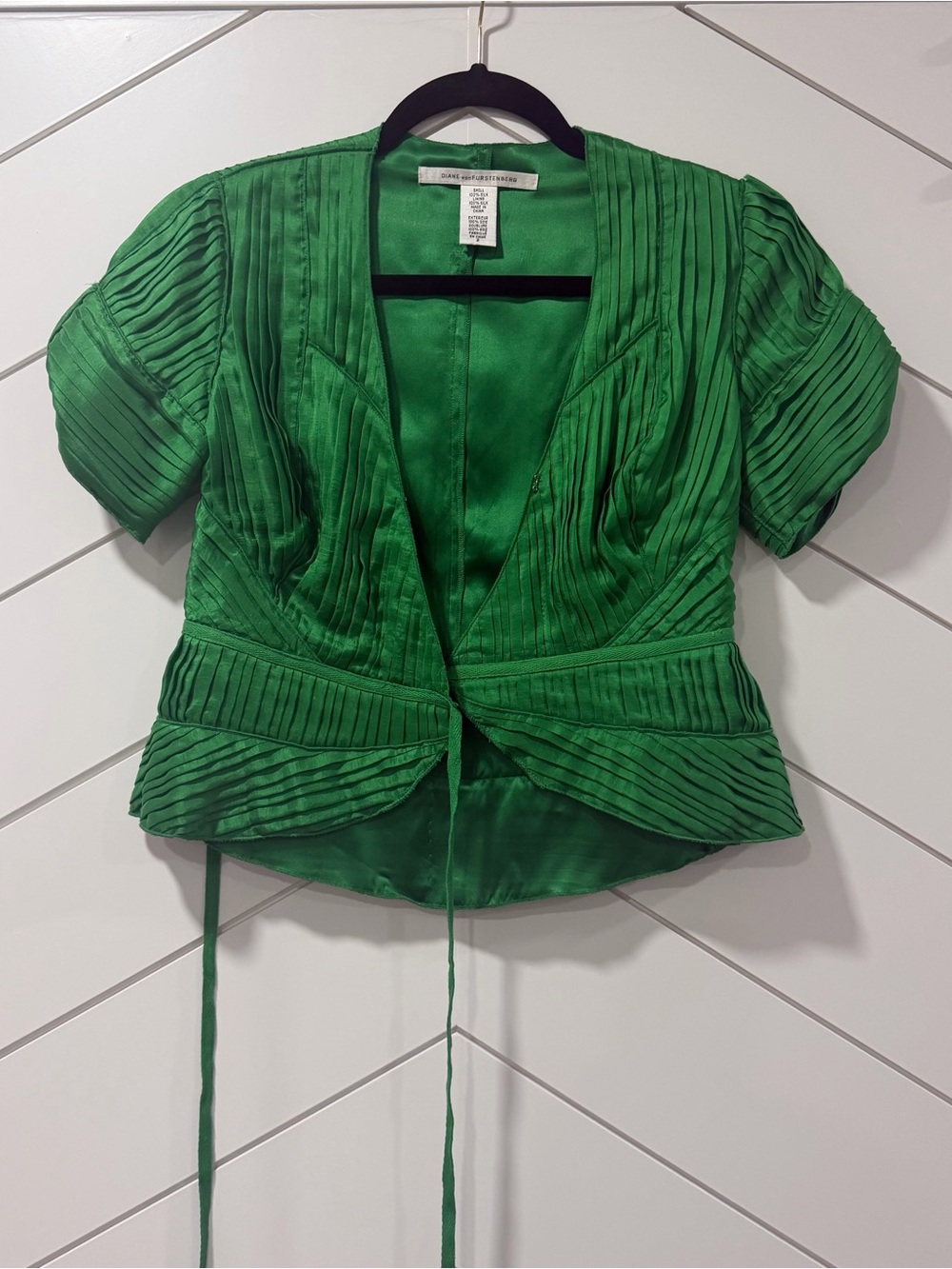 DVF Diane von Furstenberg Green 100% Silk Pleated Short Sleeve Wrap Tie Top 2 - Picture 4 of 11